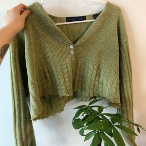 ZESTY GREEN PEARL BUTTONED GREEN CROP SWEATER